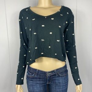 VS PINK Long-sleeve Cropped Kiss Print/ Lips T-shirt